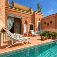 La piscine et la terrasse de la Douiria