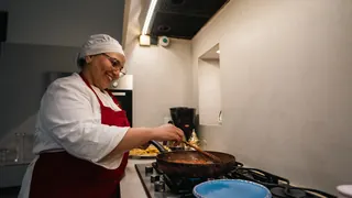 Khadija prépare un repas dans la cuisine