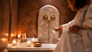 Un rituel du hammam à la lumière des bougies