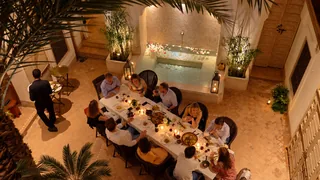 Un dîner partagé dans le patio, vu depuis les étages