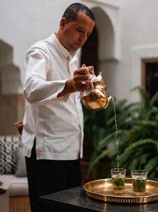 Le service du thé à la menthe dans le patio
