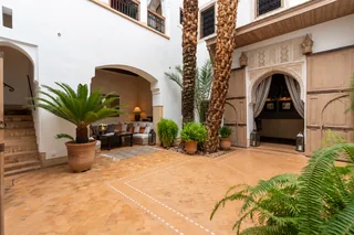 Le patio de Dar Housnia et ses arcades blanches