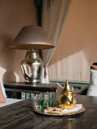 Un plateau de thé dans un salon de Dar Housnia
