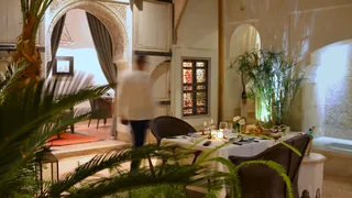 Une table dressée dans le patio de Dar Housnia