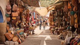 Une ruelle des souks de Marrakech bordée de boutiques