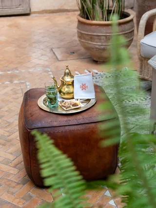 Thé à la menthe et pâtisseries dans le patio