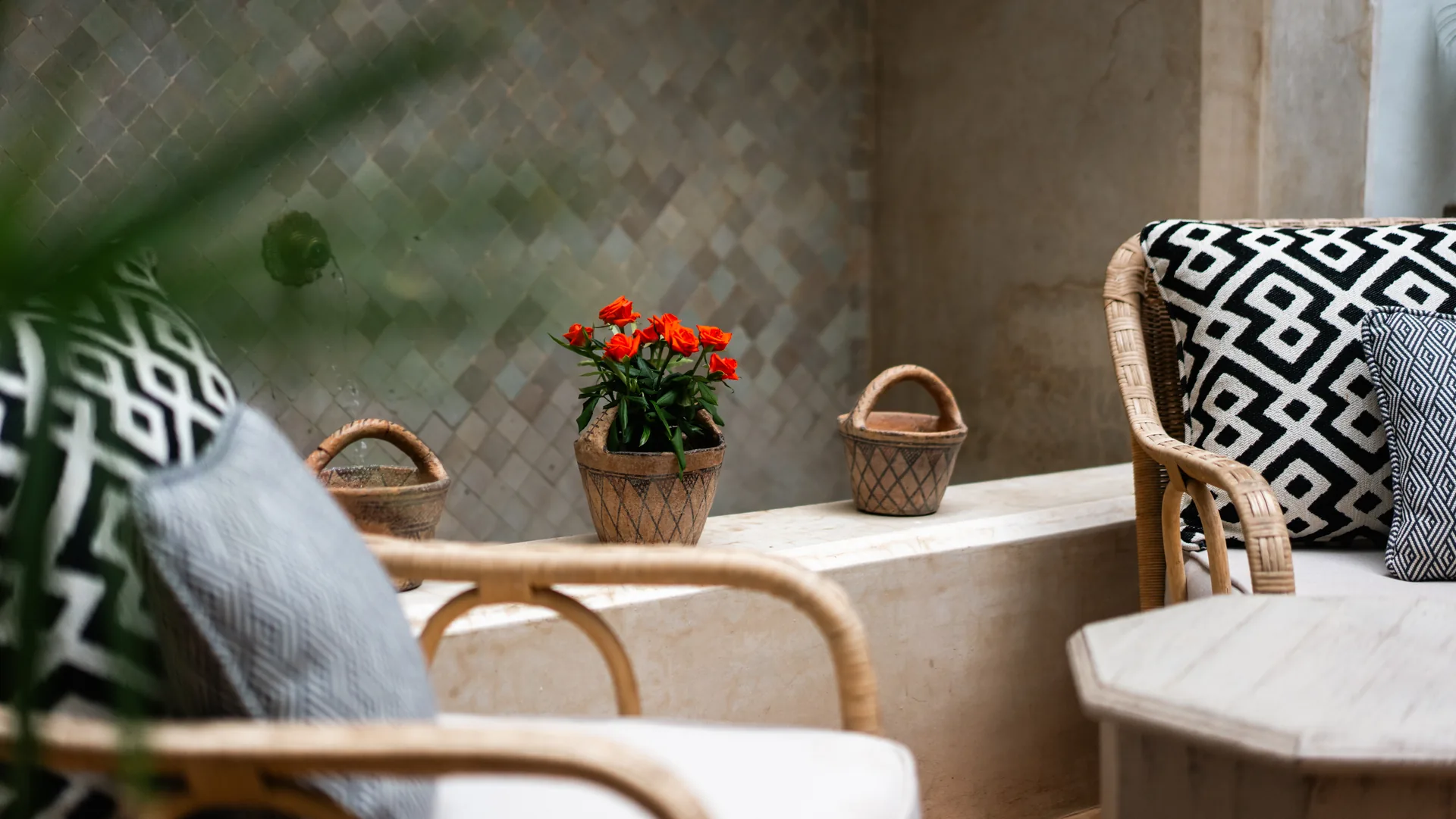 Fauteuils et roses près de la fontaine du patio