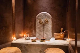 Le hammam traditionnel à la lumière des bougies