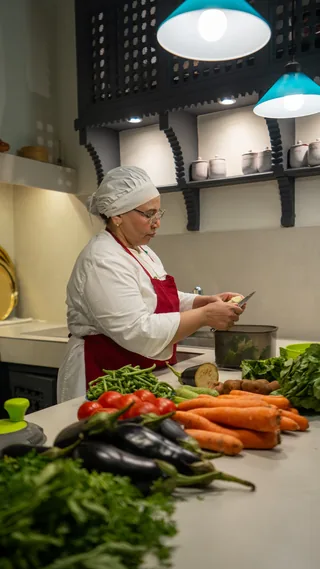 La préparation des légumes dans la cuisine de Dar Housnia