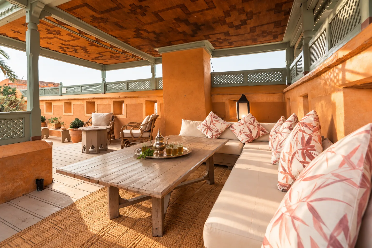 Le salon du rooftop avec ses coussins roses