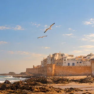 Les remparts d’Essaouira face à l’océan