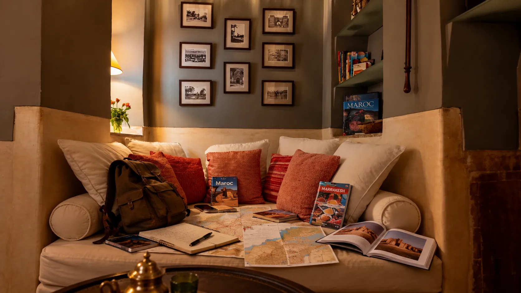 Guides et carnet de voyage dans le salon de Dar Housnia