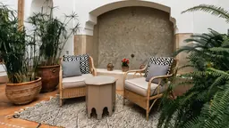 Fauteuils près de la fontaine du patio