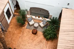 La fontaine et le patio vus depuis l’étage