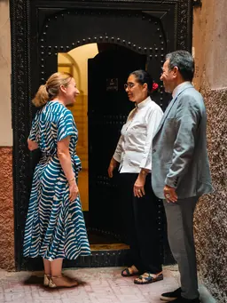 Des hôtes accueillis à la porte de Dar Housnia