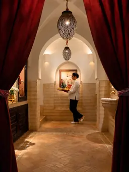 L’entrée et ses arches éclairées