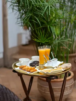 Un petit-déjeuner servi dans le patio