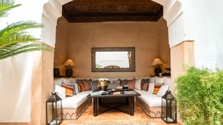 Le salon ouvert sur le patio de Dar Housnia