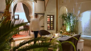 Une table aux bougies dans le patio de Dar Housnia